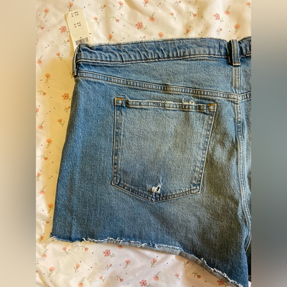 NWT- Abercrombie and Fitch- High Rise Mom Short - Size 36/22 - Picture 5 of 15